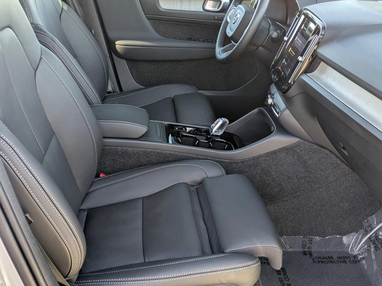 2025 Volvo XC40 B5 AWD Plus Dark Theme