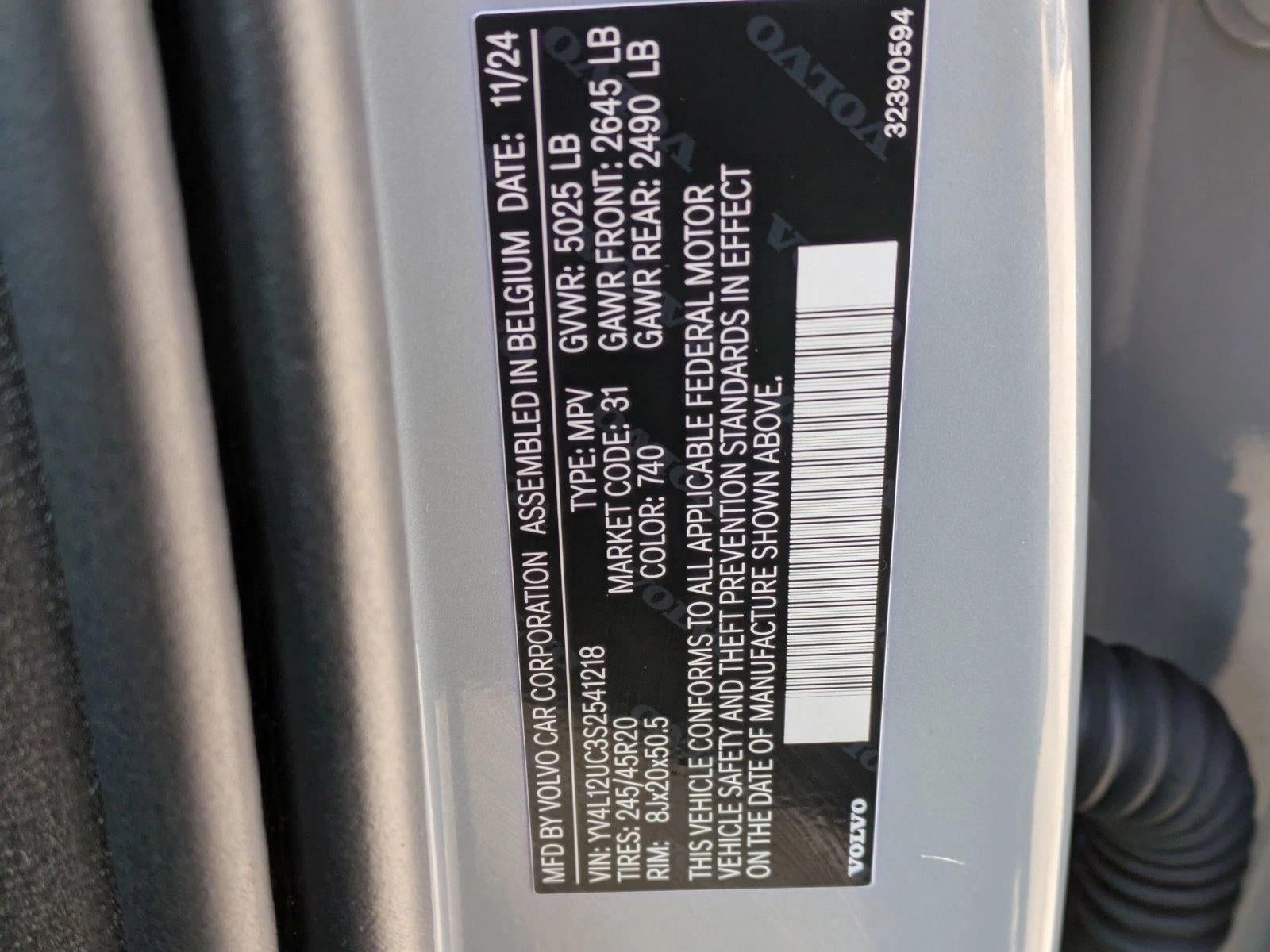 2025 Volvo XC40 B5 AWD Plus Dark Theme