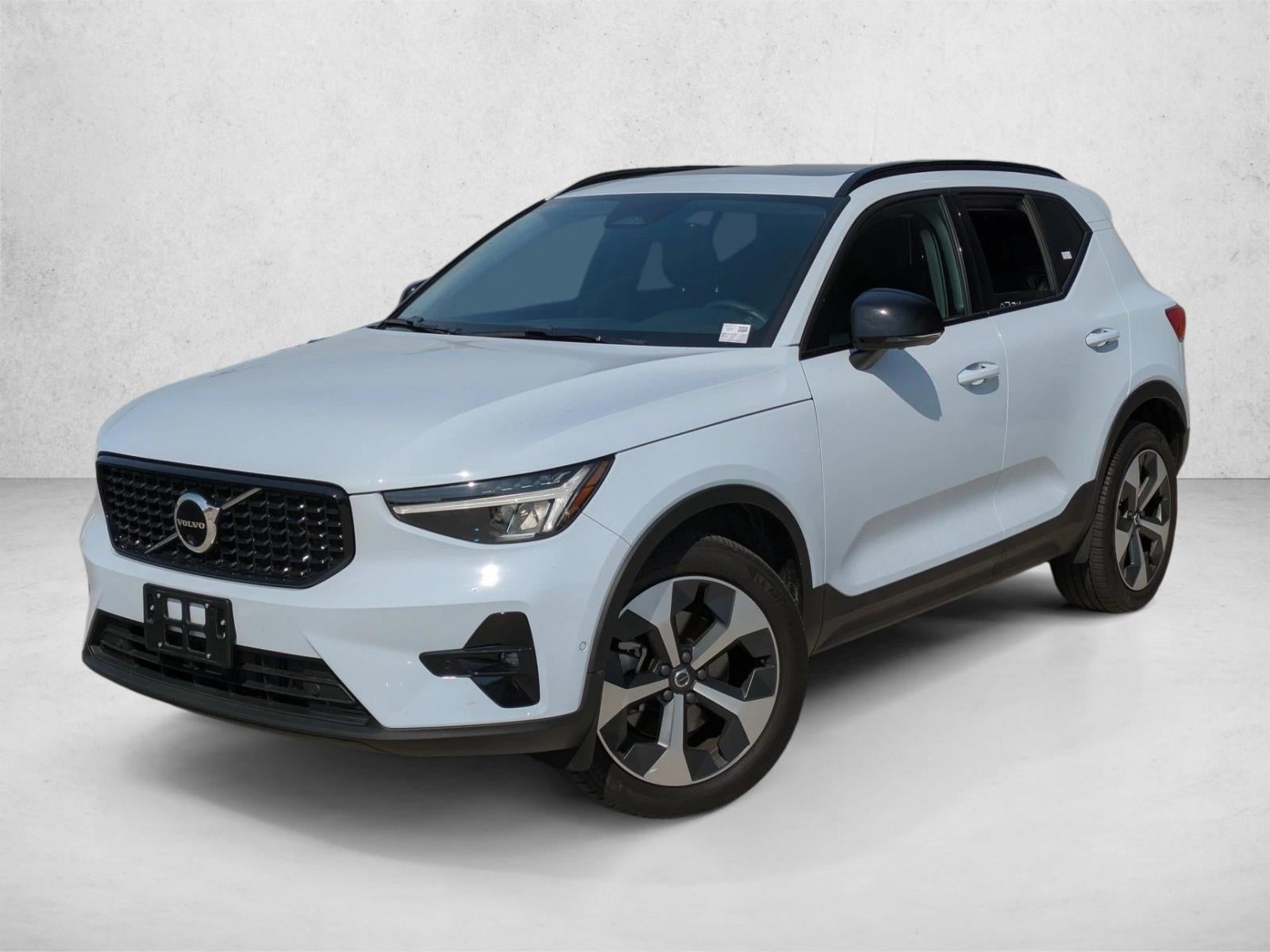 2024 Volvo XC40 B5 AWD Plus Dark Theme