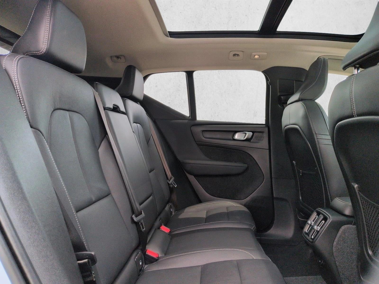 2024 Volvo XC40 B5 AWD Plus Dark Theme