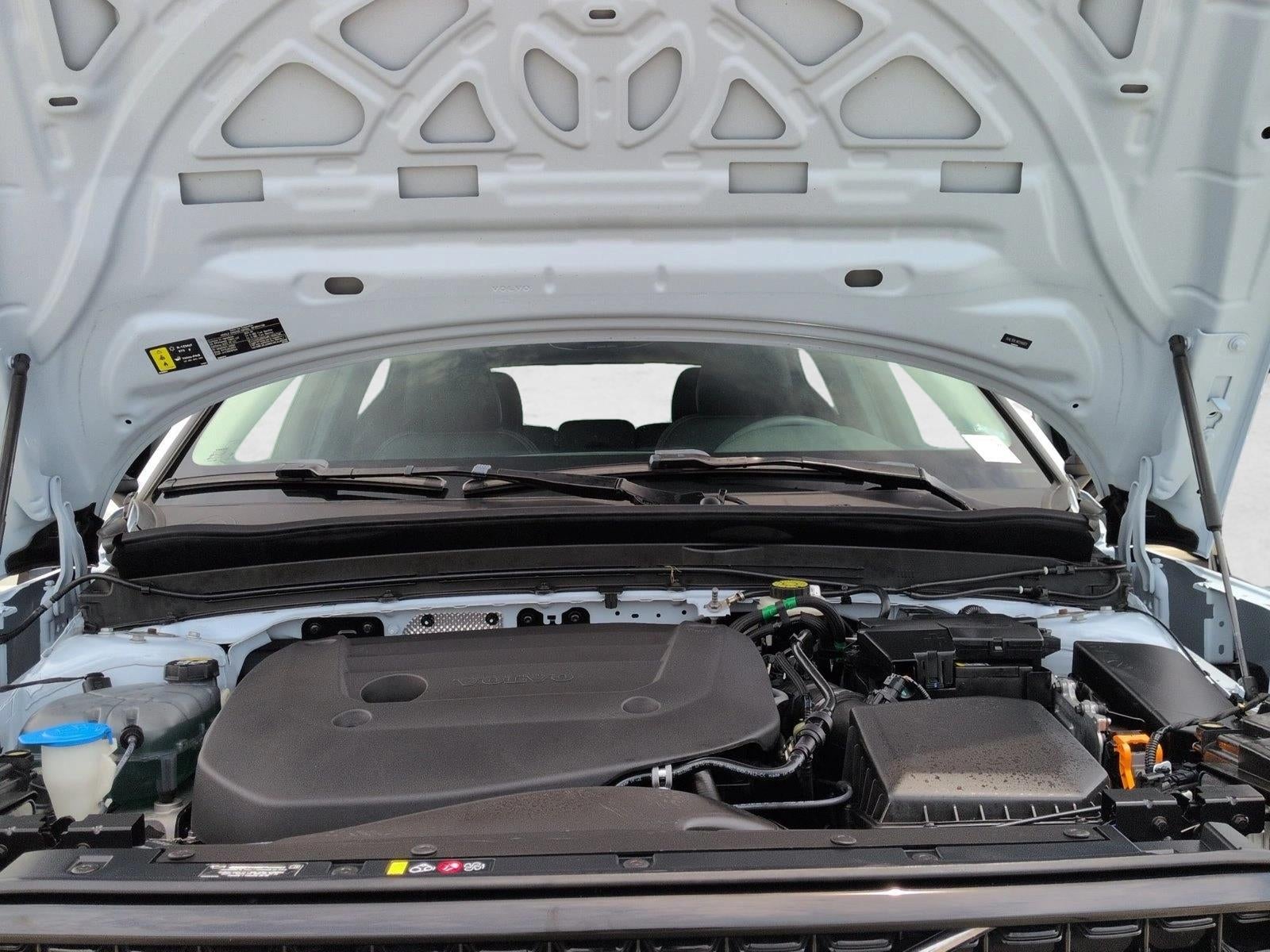 2024 Volvo XC40 B5 AWD Plus Dark Theme