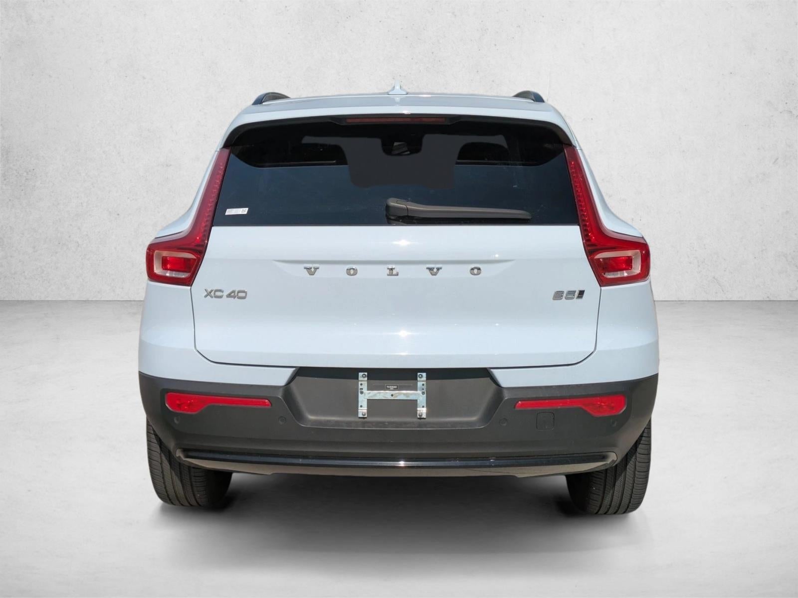 2024 Volvo XC40 B5 AWD Plus Dark Theme