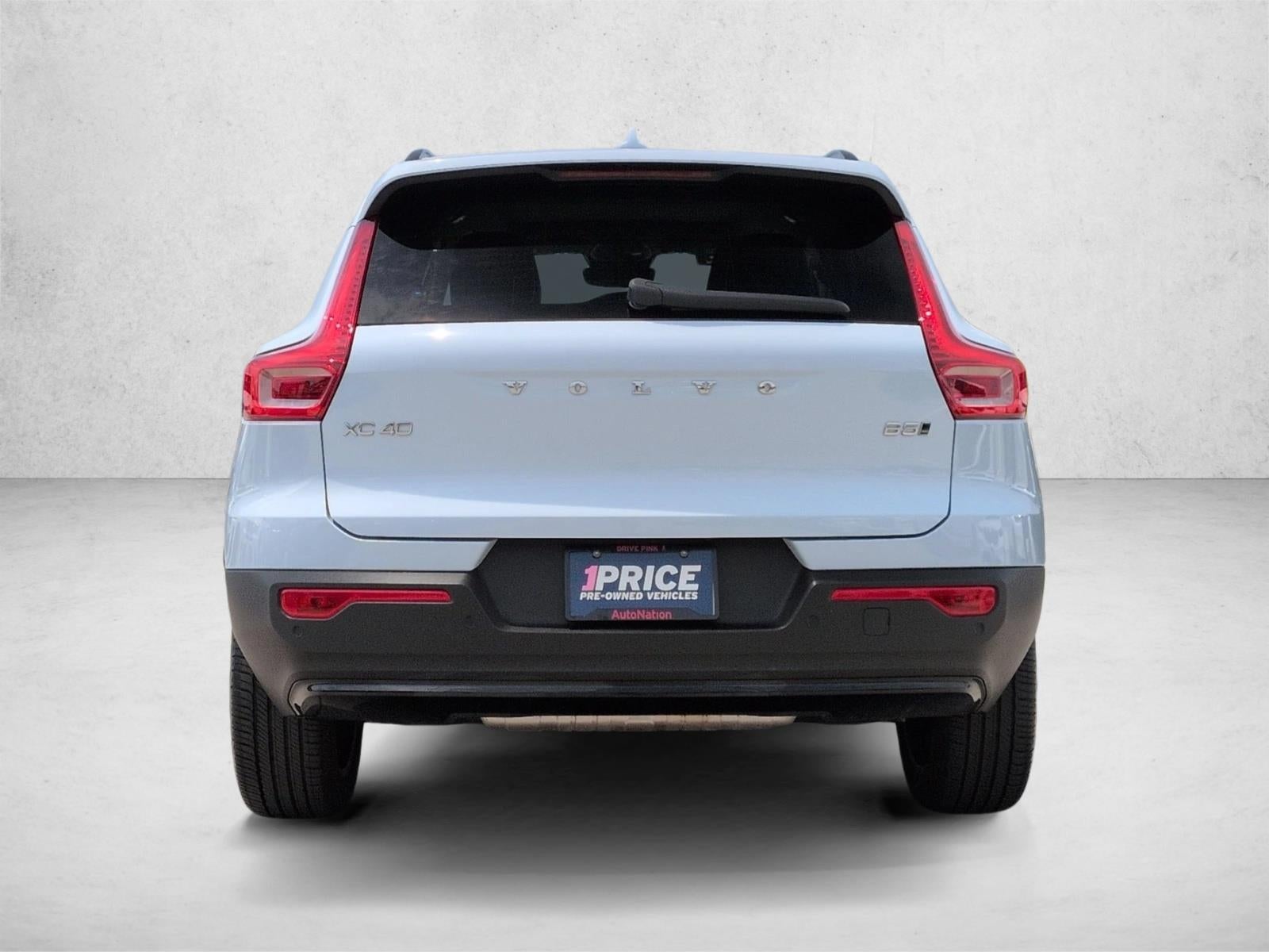 2024 Volvo XC40 B5 AWD Plus Dark Theme