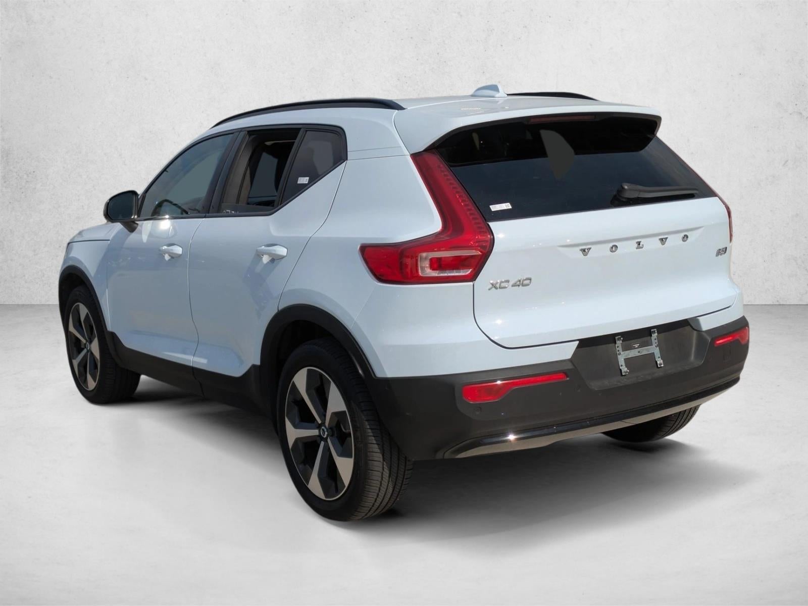 2024 Volvo XC40 B5 AWD Plus Dark Theme