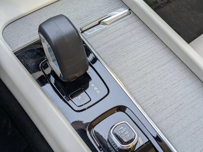 2024 Volvo XC60 Recharge Plug-In Hybrid Plus Dark Theme