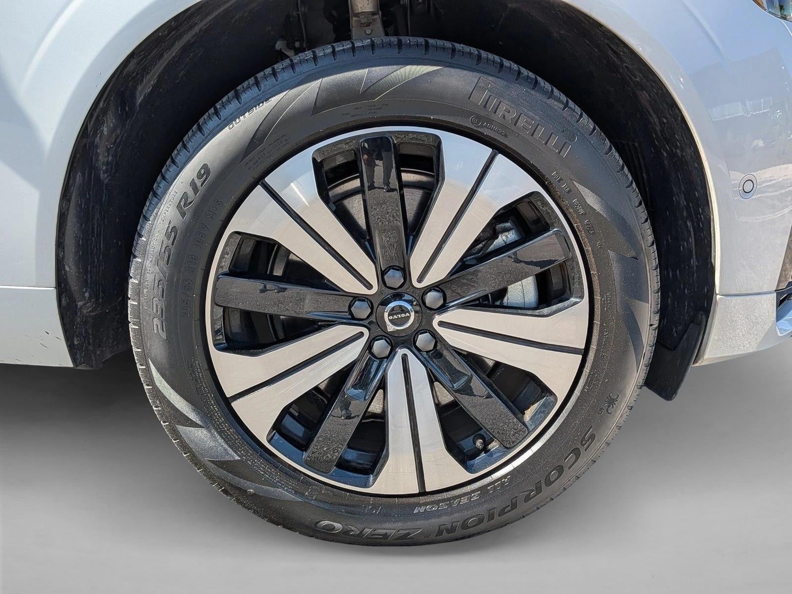 2024 Volvo XC60 Recharge Plug-In Hybrid Plus Dark Theme
