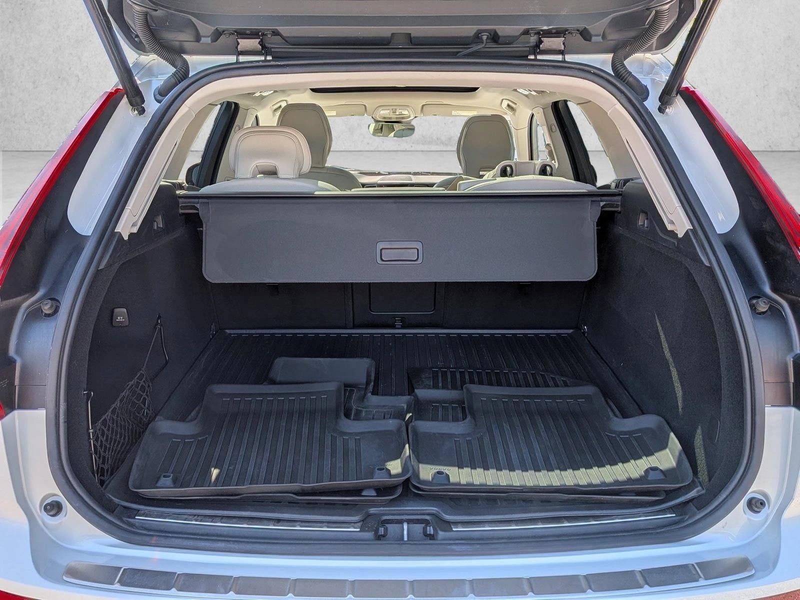 2024 Volvo XC60 Recharge Plug-In Hybrid Plus Dark Theme