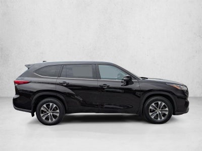 2022 Toyota Highlander XLE AWD (Natl)