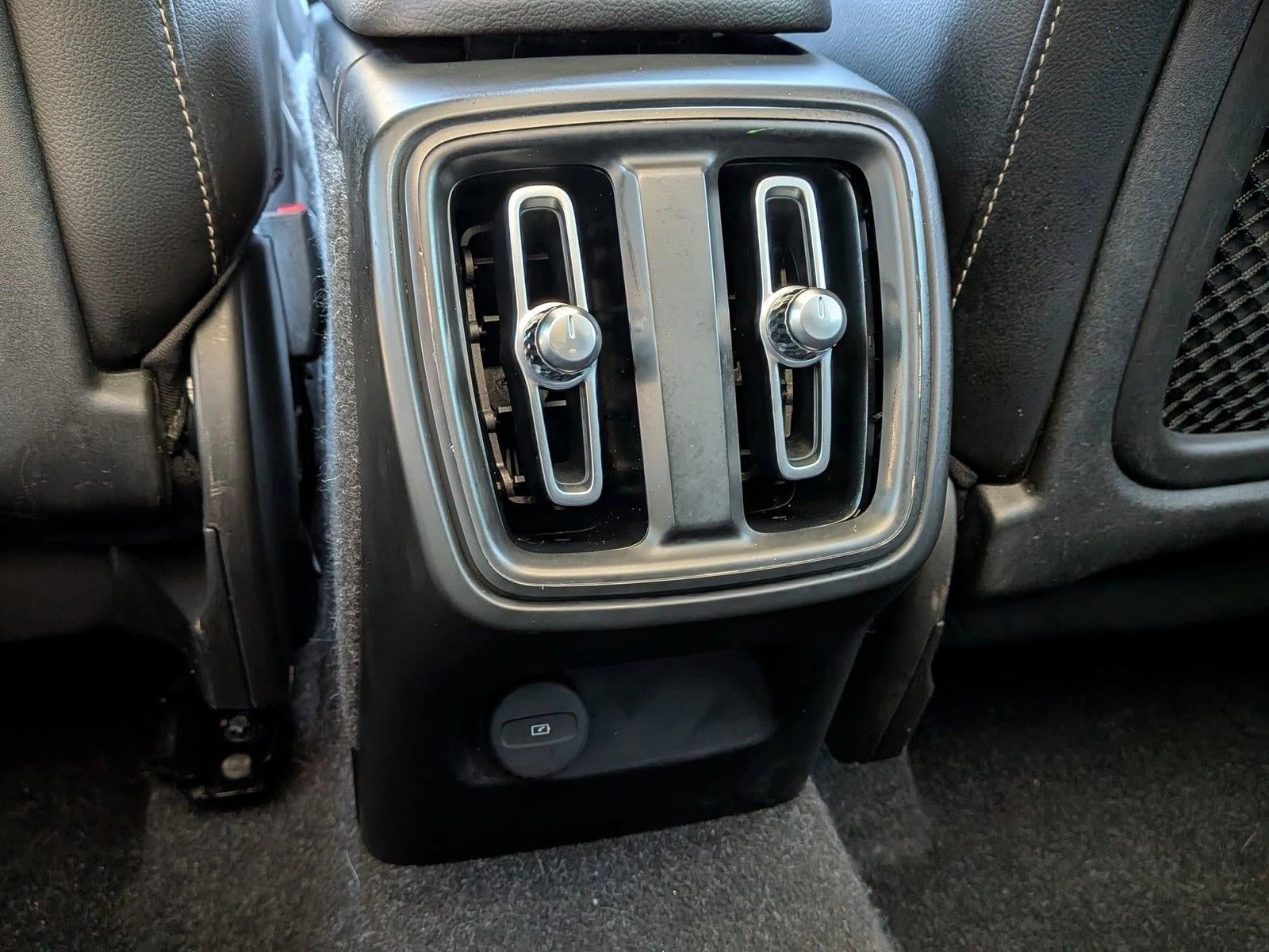 2019 Volvo XC40 T5 AWD Momentum