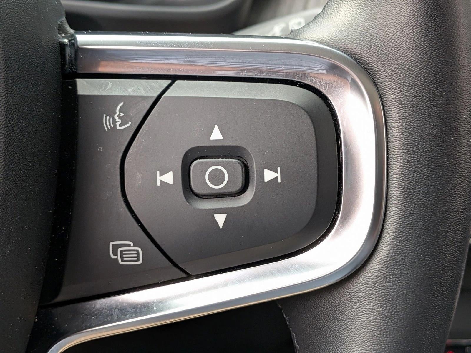 2025 Volvo XC40 B5 AWD Ultra Dark Theme