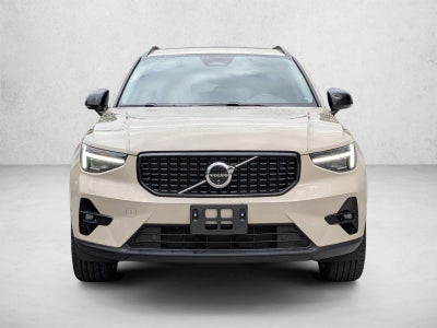 2025 Volvo XC40 B5 AWD Ultra Dark Theme
