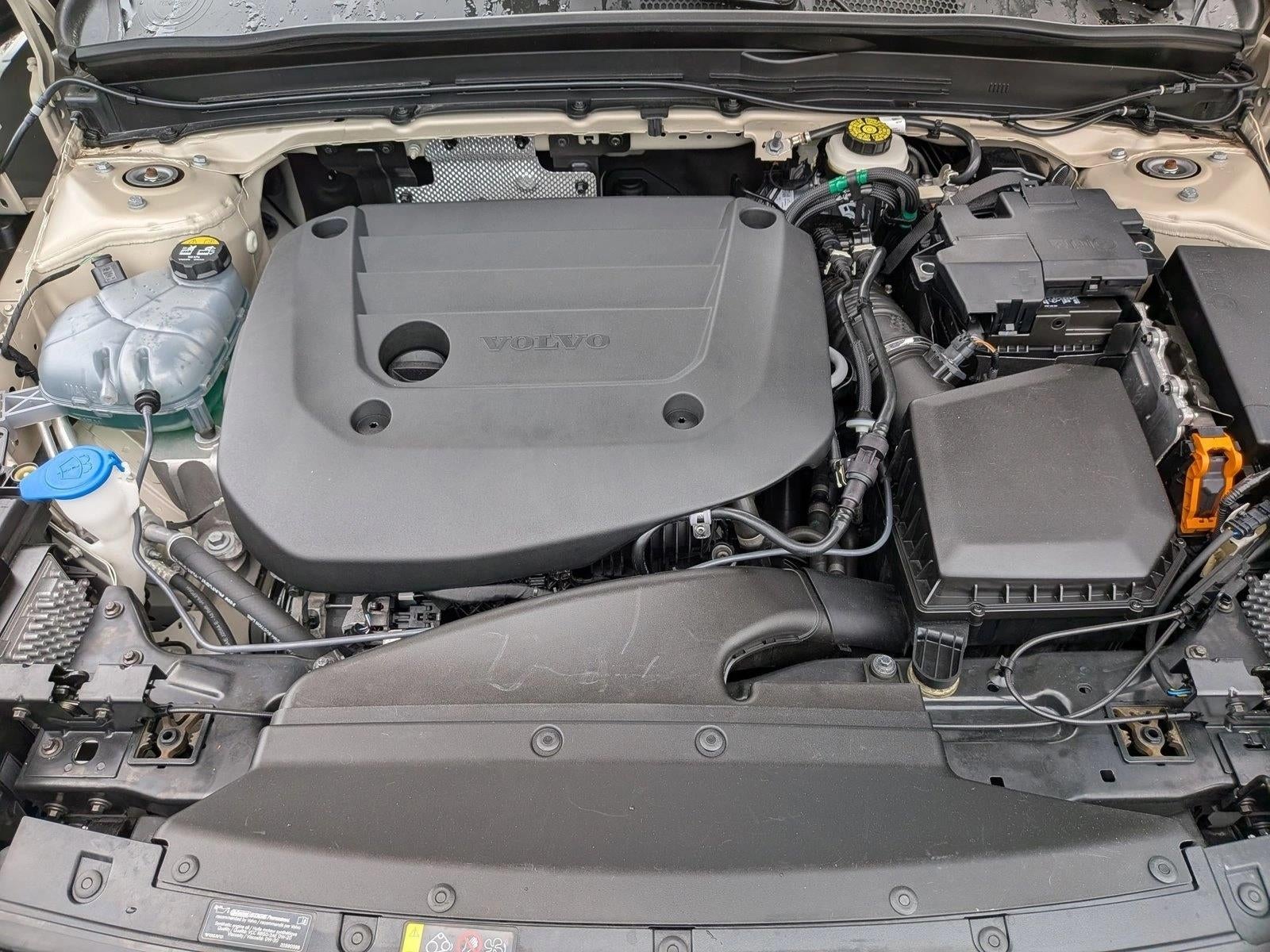 2025 Volvo XC40 B5 AWD Ultra Dark Theme