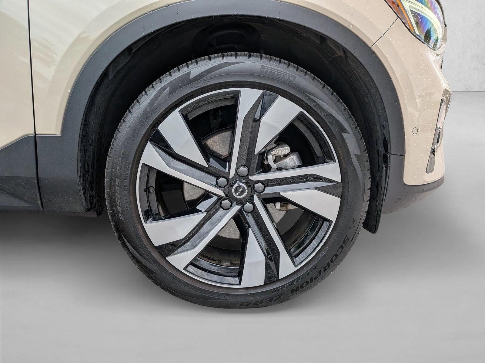 2025 Volvo XC40 B5 AWD Ultra Dark Theme