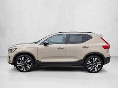 2025 Volvo XC40 B5 AWD Ultra Dark Theme